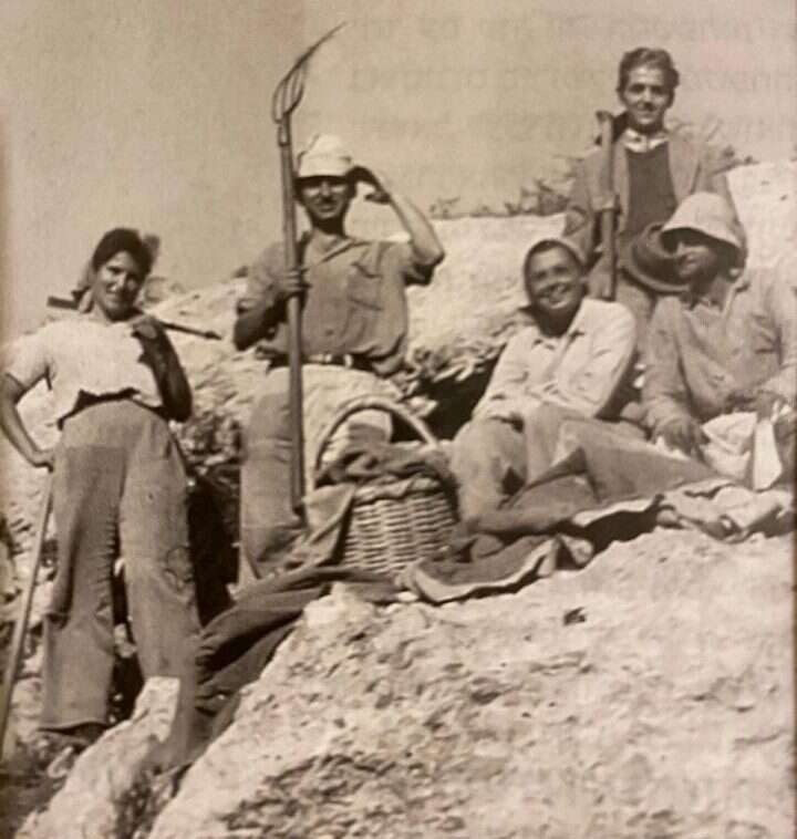 במשואות־יצחק הישנה (שלישית מימין, יושבת),  1948. | באדיבות המשפחה