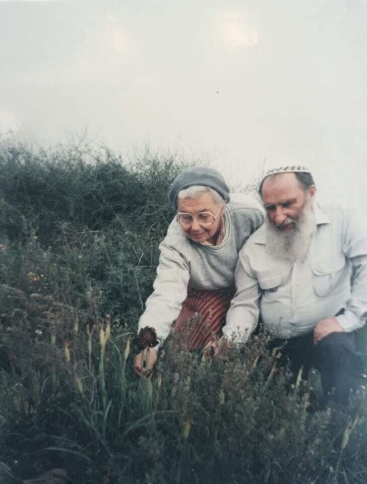 עם בעלה יוני בחצר ביתם. | באדיבות המשפחה