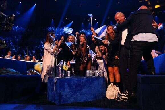 נועה קירל והמשלחת הישראלית לאירוויזיון. | EPA/Adam Vaughan נועה קירל והמשלחת הישראלית לאירוויזיון. | EPA/Adam Vaughan