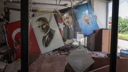 תמונותיהם של ארדואן וכמאל אטאטורק במטה מפלגת הצדק והפיתוח בגזיאנטפ, על רקע נזקי רעידת האדמה | אי.פי.איי