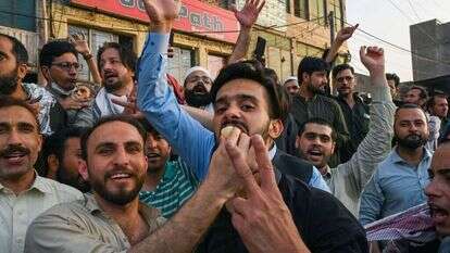תומכיו של חאן חוגגים את פסיקת בית המשפט העליון באסלאמאבאד, | איי.אף.פי