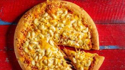 פיצה מק אנד צ'יז של פיצה האט והשף גיא גמזו. | יח"צ