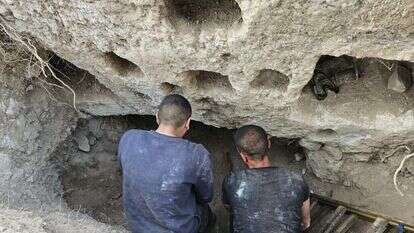 החשודים בעת המעצר. | ניר דיסטלפלד רשות העתיקות