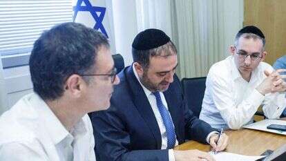 משה ארבל חותם על הרפורמה. | גדעון שרון