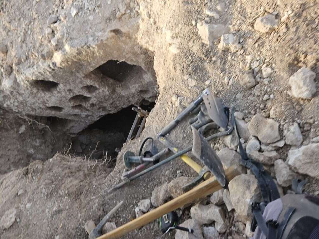 כלי החפירה בהם השתמשו השודדים. | ניר דיסטלפלד רשות העתיקות