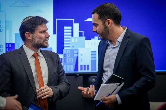 בצלאל סמוטריץ' והממונה על התקציבים יוגב גרדוס. | נעם ריבקין פנטון, פלאש 90 בצלאל סמוטריץ' והממונה על התקציבים יוגב גרדוס. | נעם ריבקין פנטון, פלאש 90