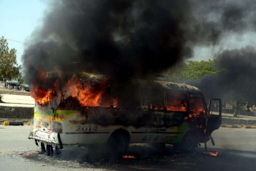 רכב שהציתו תומכיו של אימראן חאן. | EPA