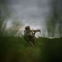 חייל אוקראיני לפני שיגור טיל כתף. | AFP חייל אוקראיני לפני שיגור טיל כתף. | AFP