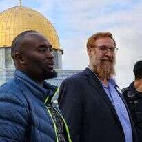 כיתוב: דניס נתמבי, עוזרו של נשיא קניה, בהר הבית עם יהודה גליק. קרדיט: אור נחמיה אהרונוב