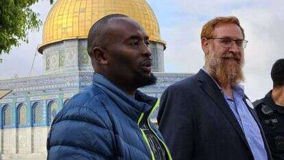 כיתוב: דניס נתמבי, עוזרו של נשיא קניה, בהר הבית עם יהודה גליק. קרדיט: אור נחמיה אהרונוב