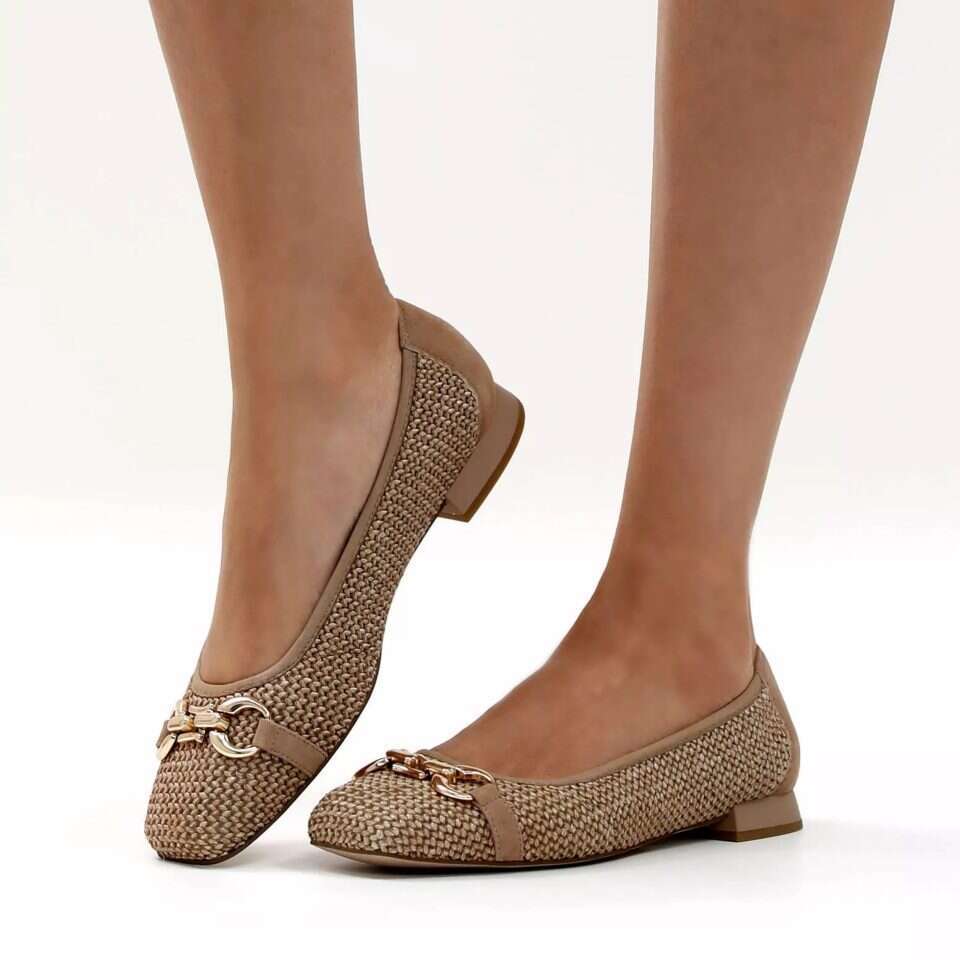 בלרינה של קפריס. | יחצ חול