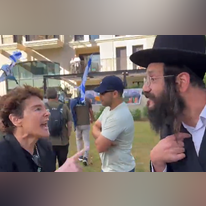 פרופ' אליס ברזיס בהפגנה מול ביתו של השר גולדקנופף. | חיים גולדברג