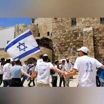 ריקוד הדגלים. | שאטרסטוק