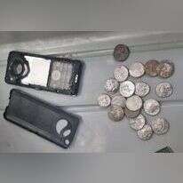 המטבעות העתיקים שנפתסו במכשיר הטלפון הנייד. | דוברות מתפ״ש