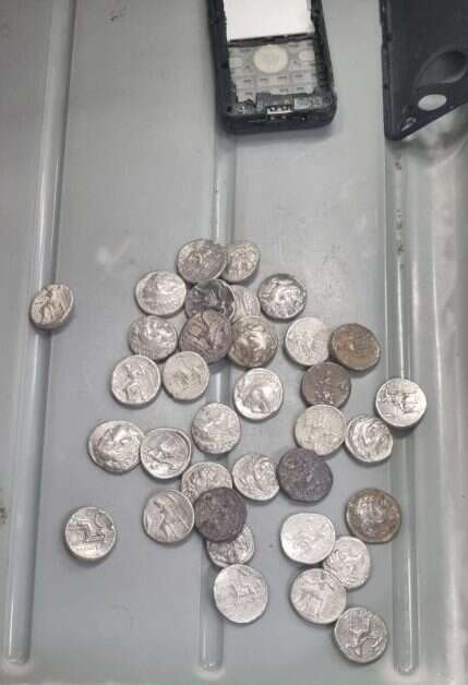 המטבעות העתיקים שנפתסו במכשיר הטלפון הנייד. | דוברות מתפ״ש המטבעות העתיקים שנפתסו במכשיר הטלפון הנייד. | דוברות מתפ״ש