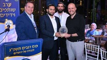 יאיר קראוס בטקס הענקת הפרס. | רגבים