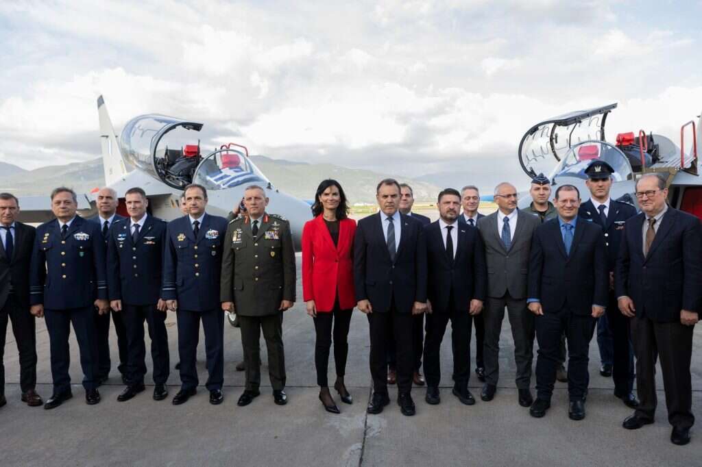 הטקס בבסיס חיל האוויר היווני. | אלביט