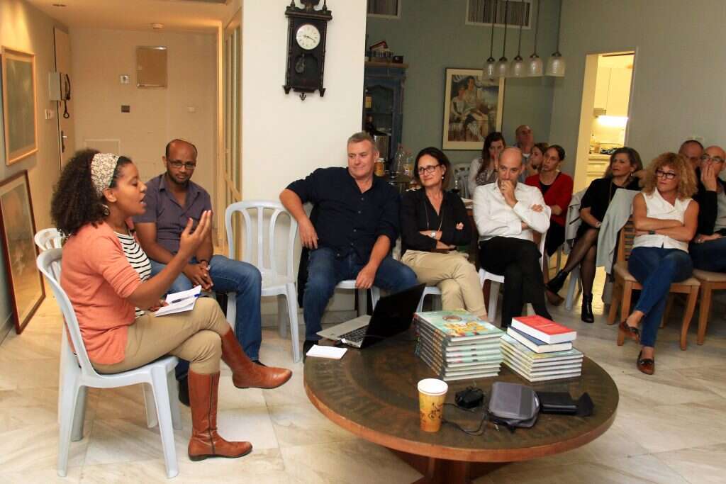 להזכיר גם לעצמנו. זיכרון בסלון. | שרון בוקוב, החברה למתנסים הארצית