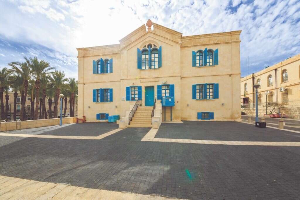 כל בניין באזור בנוי על רבדים שונים של היסטוריה. בית אביחיל. | שאטרסטוק כל בניין באזור בנוי על רבדים שונים של היסטוריה. בית אביחיל. | שאטרסטוק