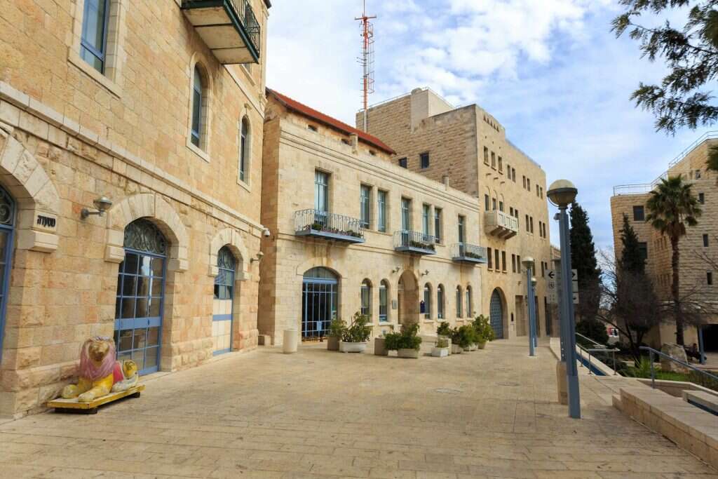 מסביב לעירייה ישנם מבנים רבים לשימור. | שאטרסטוק מסביב לעירייה ישנם מבנים רבים לשימור. | שאטרסטוק