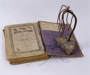 ישראל רבינוביץ, "טור אורח חיים", בזלת, ברזל, חוט רקמה וספר הלכה. | אורי גרון ישראל רבינוביץ, "טור אורח חיים", בזלת, ברזל, חוט רקמה וספר הלכה. | אורי גרון