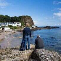 עבור ההורים המודאגים בכפר האירי, עזיבה היא טרגדיה. חוף קוזווי, אירלנד. | גטי אימג'ס