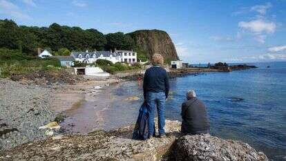 עבור ההורים המודאגים בכפר האירי, עזיבה היא טרגדיה. חוף קוזווי, אירלנד. | גטי אימג'ס