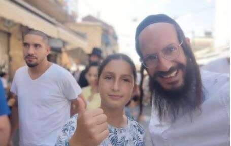 אבישי מנדיל וביתו. באדיבות המצולם