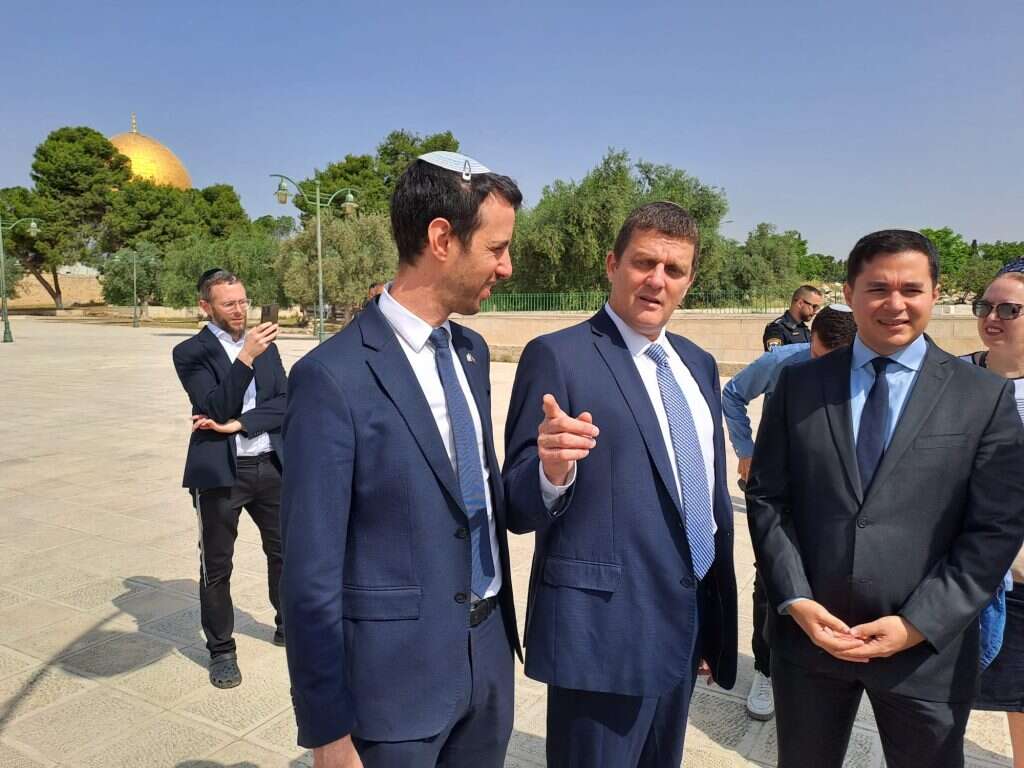 חברי הכנסת עולים להר הבית. משמאל: קלנר, הלוי אילוז. | ארנון סגל