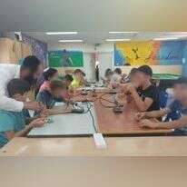 אבישי מנדל בחוג בבי"ס. למצלומים אין קשר לכתבה. | באדיבות המצלם