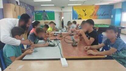 אבישי מנדל בחוג בבי"ס. למצלומים אין קשר לכתבה. | באדיבות המצלם