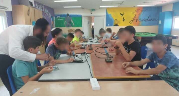 אבישי מנדל בחוג בבי"ס. למצלומים אין קשר לכתבה. | באדיבות המצלם