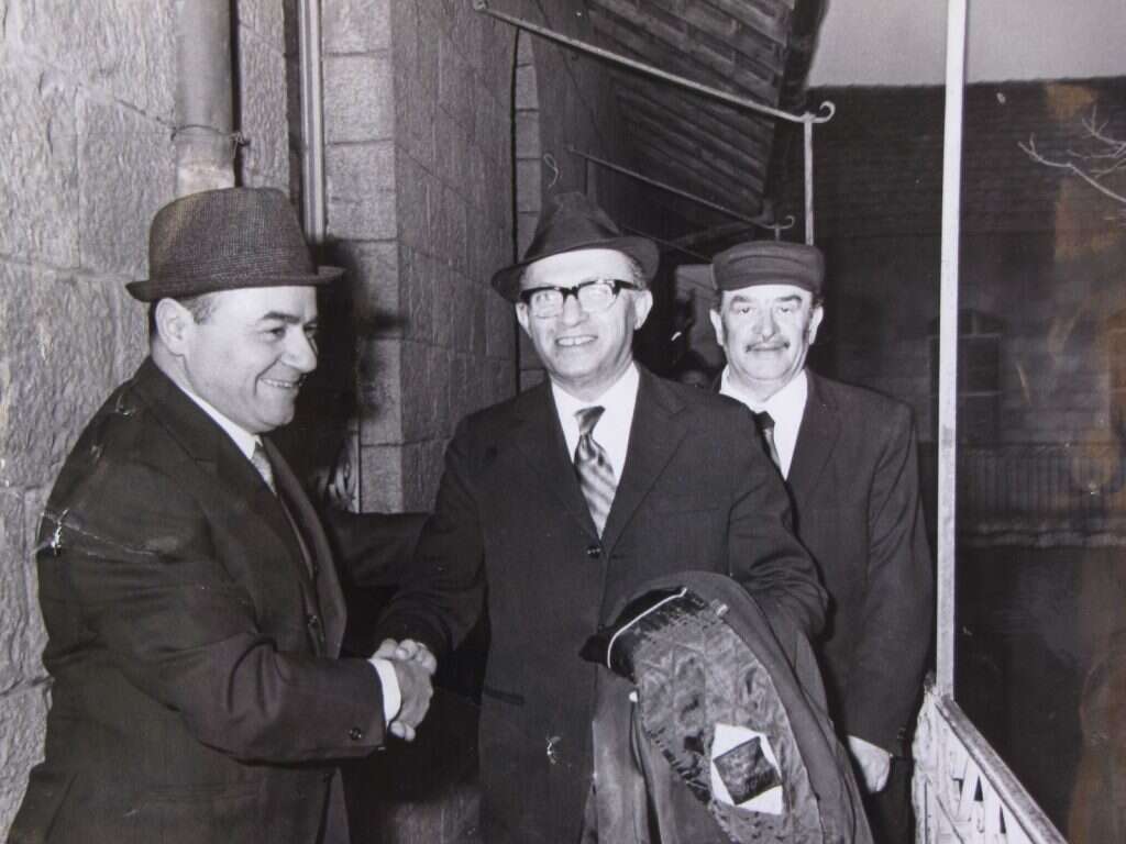 בגין בבית הכנסת "המחתרות", 1972. | אהרון צוקרמן בגין בבית הכנסת "המחתרות", 1972. | אהרון צוקרמן