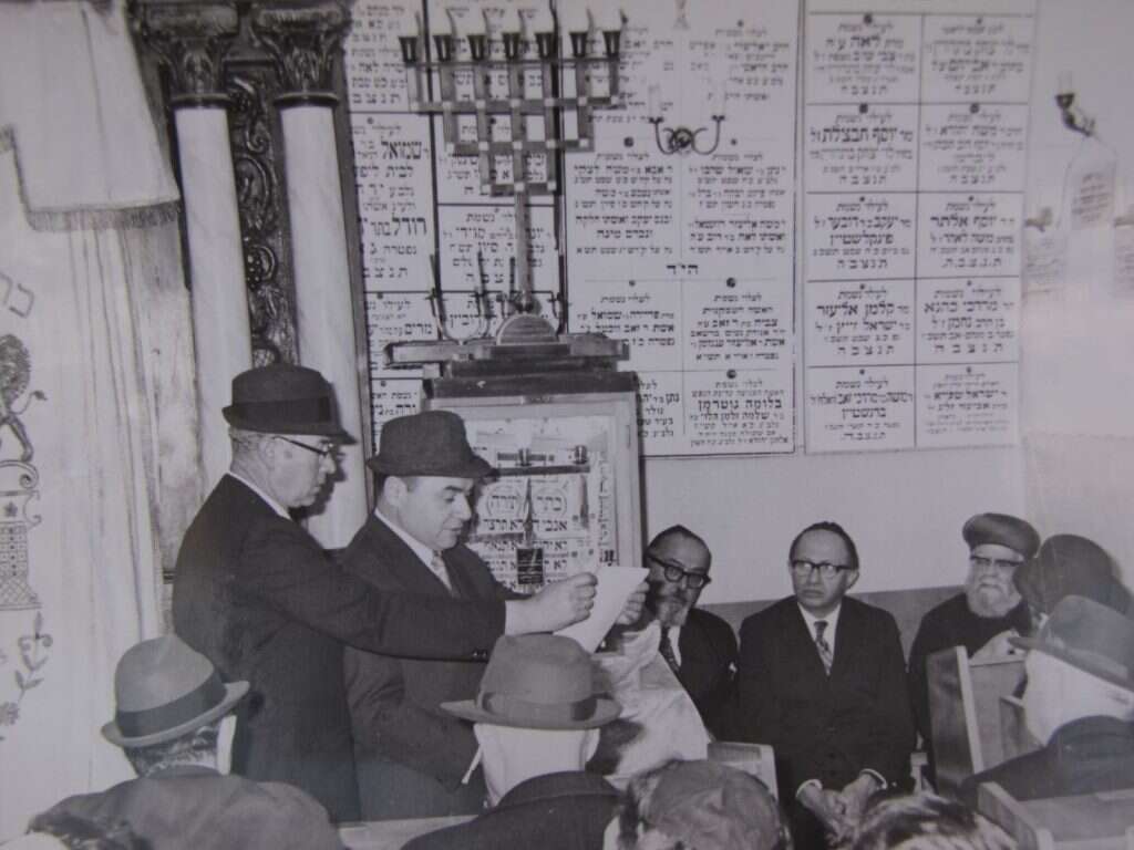 בגין מתחת ללוח ההנצחה בבית הכנסת "המחתרות", 1972. | אהרון צוקרמן בגין מתחת ללוח ההנצחה בבית הכנסת "המחתרות", 1972. | אהרון צוקרמן