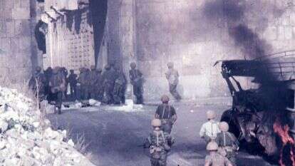 האוטובוס הבוער עדיין עמד שם כשהעיתונאים הגיעו. פריצת הכוחות לעיר העתיקה דרך שער האריות. | שבתאי טל