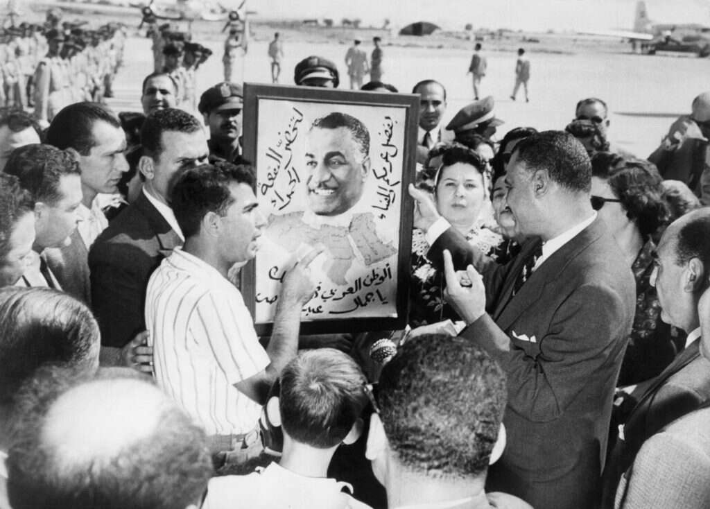 יחסים מתוחים. נאצר מקבל דיוקן אישי מתומכיו בביקורו בסוריה. | גטי אימג'ס