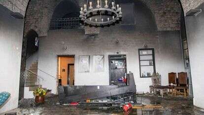 מלון האפנדי בעכו שהוצת בפרעות. | מישל דוט קום