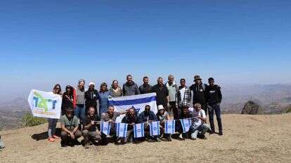 מנהלי מוסדות ברשת "דעת" במסע באתיופיה. עומד חמישי מימין: ד"ר בני פישר. | דני הירשברג