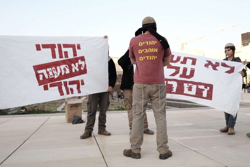ציפוף שורות. הפגנה נגד עינוי נחקרים יהודים בשב"כ. | תומר נויברג, פלאש 90