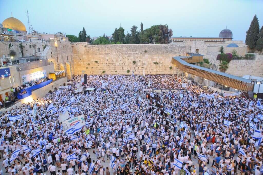 מצעד הדגלים ביום ירושלים. | הקרן למורשת הכותל