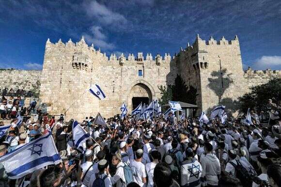 צועדים ביום ירושלים סמוך לשער שכם. | AFP צועדים ביום ירושלים סמוך לשער שכם. | AFP