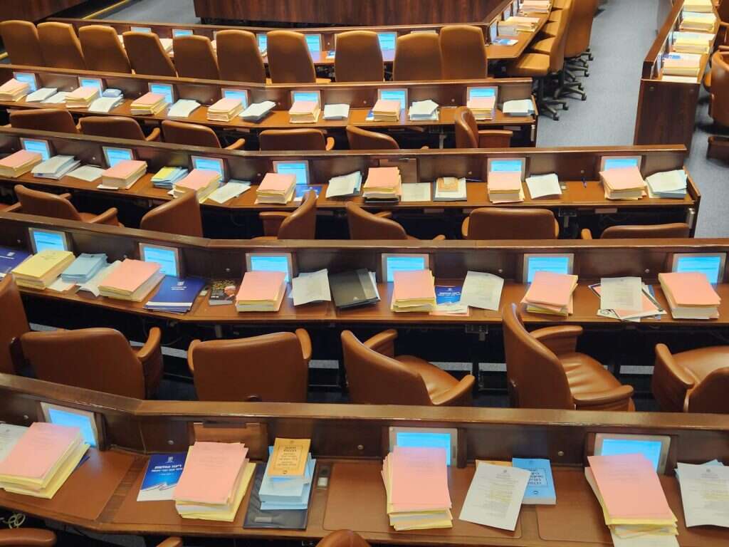 ספרי התקציב באולם המליאה, הבוקר. | עטרה גרמן