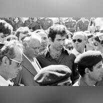 הלווייתו של יוני נתניהו. נראים יצחק רבין, שמעון פרס, בנציון ובנימין נתניהו. | נונו הרמן