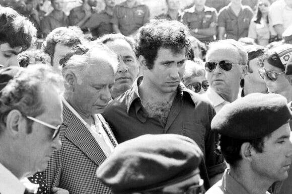 הלווייתו של יוני נתניהו. נראים יצחק רבין, שמעון פרס, בנציון ובנימין נתניהו. | נונו הרמן