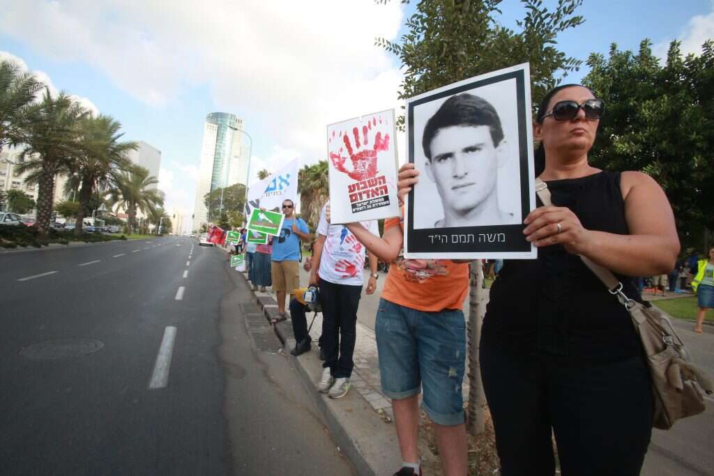 מפגינים נגד הצגת סיפורו של וליד דקה בתיאטרון בחיפה, 2015. | מרים צחי