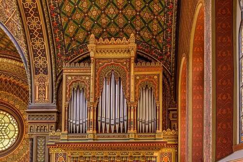 עוגב בבית כנסת בפראג. | שאטרסטוק