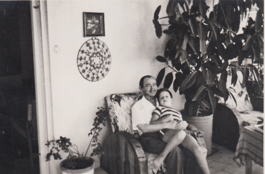 "זה יופיו של תחקיר, יופייה של הרפתקה". רנן שור בילדותו עם סבו, הרב אברהם זיידה הלר. | שמואל שור (ארכיון רנן שור)