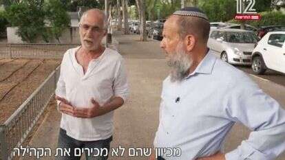 ראש ישיבת מעלה אליהו הרב חיים גנץ עם תושב תל־אביב, מתוך הכתבה בחדשות 12.