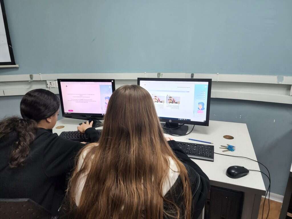 תשובות עם מסר חינוכי. תלמידות אמית משוחחות עם הבוטית. | נעמי זדה