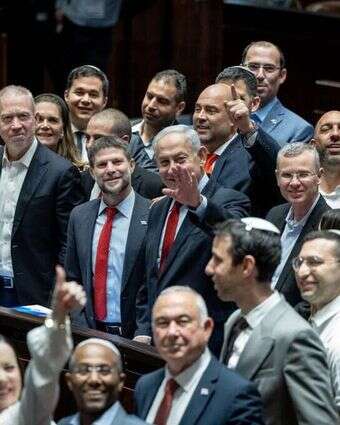 חברי הקואליציה חוגגים את העברת התקציב. | יונתן זינדל, פלאש 90